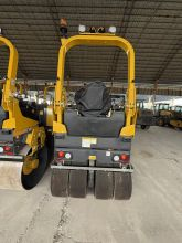 XCMG Official 4 Ton High Efficiency Small Compactor Road Roller XD140VT Hot Sale